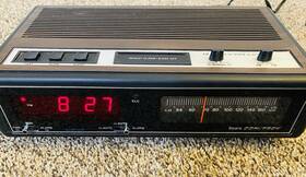 317.23811 Sears Com/trek Vintage 70s Am/fm Radio/alarm Clock Tested And Working