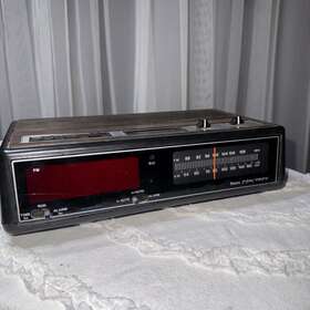 317.23811600 Sears Com/trek Vintage 70s Am/fm Radio/alarm Clock Tested Working