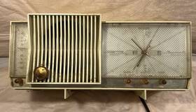 7026 Sears Vtg Silvertone Ivory Am Clock Radio Parts Or Repair Works Read