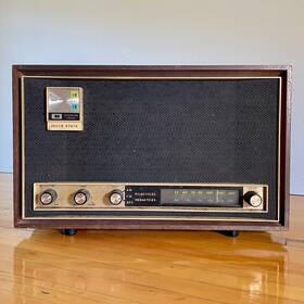 132.40501 Silvertone Sears Model 8019 Walnut Am/fm Radio And Sams Photofact Service Manual