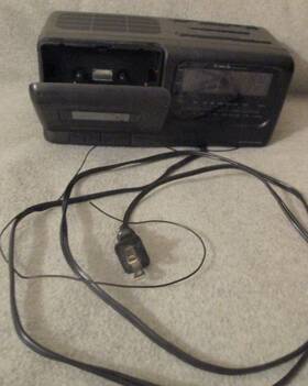 3832-b Sound Design Vtg Am/fm Cassette Clock Radio - Works And Has Battery 9-v Backup Plug-in