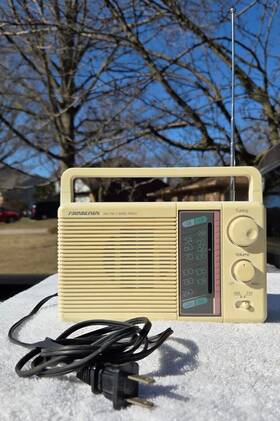 2216wht Soundesign 226wht Portable Radio Vintage Am/fm 2-band White Model As-is