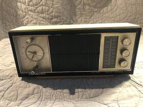 3418 Soundesign Vintage Am/fm Clock Alarm Radio Plastic Retro Mid Century