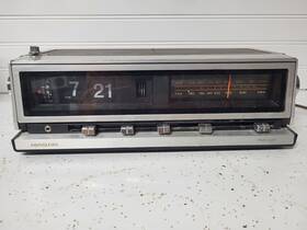 3566 Soundesign Vintage 70s Am-fm Radio Flip Alarm Clock Model