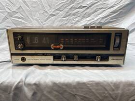 3933b Soundesign Model Am Fm Stereo Flip Clock See Notes
