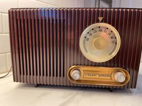 9152-b Stewart Warner Model Tabletop Bakelite Tube Radio Vtg For Repair Turns On