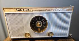 1303 Sylvania Twin Speakers Radio - For Parts Repair
