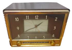 543m Sylvania Clock Radio Gold Tube Radio. Works