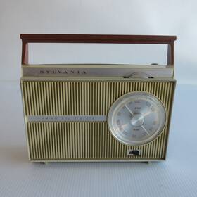 Tr-122rd Sylvania Vtg Am Fm Sw Solid State Radio - Works