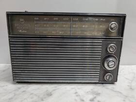 Tr-140 Sylvania Vintage Bk. Am Fm Sw Solid State Radio Untested Parts/repair