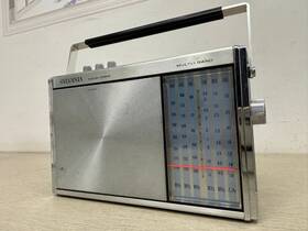 Tr-144bk Sylvania Model Solid State Vintage Am/fm Multi-band Radio