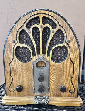 Thomas Tc-301 Museum Series Tabletop Vintage-style Radio Woodgrain Tone/tuning