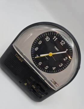0634312 Timex Old Clock Radio. Works. Takes 4 Aa Batteries