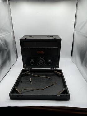 T-3524 Trav-ler Antique 1920s Inch Karenola Portable 5 Tube Radio Receiver With 3 /5 Tubes