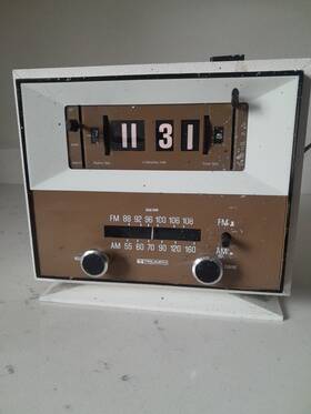D-138 Triumph Rare Vintage Mcm Rolling Flip Alarm Clock Solid State Am/fm Radio Works