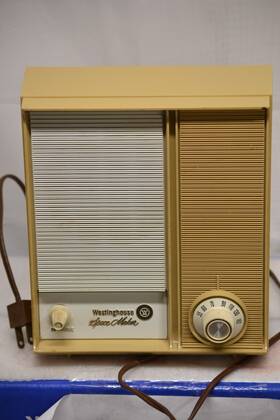 560241 Westinghouse Vintage Space Maker Am Radio Tested And Makes A Buzzing Noise #560241