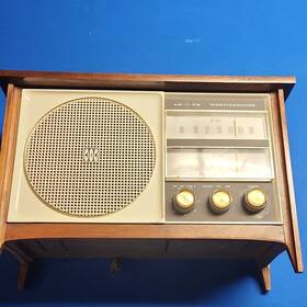 H8810n7 Westinghouse Am/fm Radio Wood Cabinet Tone Control Auxiliary Speaker
