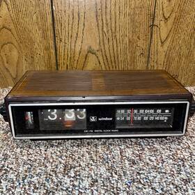 2069p Windsor Vintage Model Flip Alarm Clock Am Fm Radio 1970s