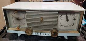 B516w Zenith 1960 Vintage Clock Radio Model Chassis 5a09. Works Perfectly