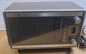 D1410617 Zenith Rare Vintage Solid State Am/fm With Afc Radio Model