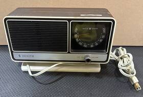 F-214w Zenith Vintage Am Solid State Radio Woodgrain Plastic