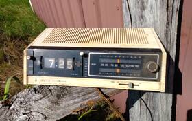 G04488 Zenith G0488 Rare Vintage Solid State Am Clock Radio Tabletop Cream W Black