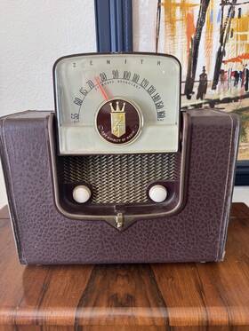 G503 Zenith Vintage Glass Tube Flip Up Am Suitcase Portable Radio - 1950