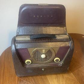 J-564252 Zenith Vintage H503y Portable Am Vacuum Tube Radio Powers On With A Humming
