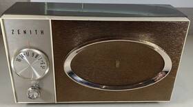 J512c Zenith Parts Repair Powers On Vintage Am Radio Table Top Mcm Decor