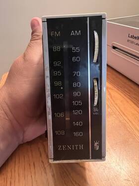 Rb29y Zenith Vintage Radio Corp 1970 S Works But Cover Loose Battery Operated