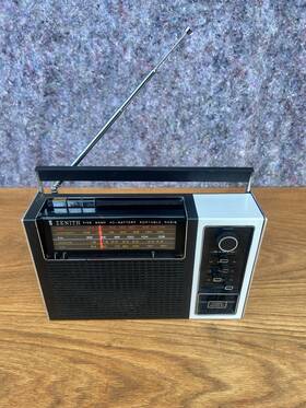 Rf88y Zenith Vintage 1974 Five Band Ac-battery Portable Radio Model - Hlbn