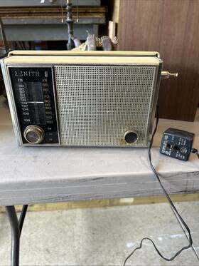 Royal-76 Zenith Vintage 1960s Royal 76 Am/fm Portable Transistor Radio Parts Or Repair