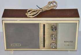T2534 Zenith Vintage Solid State Am Fm Radio Broken