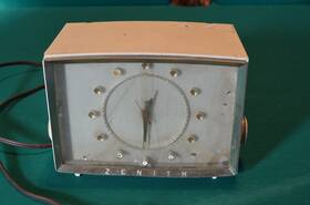 Z524 Zenith Vintage Mid-century Clock Radio - 1957 Model Tube Works