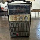 Vintage Browni De Lux Solid State Am Fm Battery/electric Radio. Fixed Price $14.99.