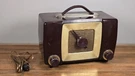 Zenith H-615 Am Tube Bakelite Gold Trim Radio 1951 Vintage Mcm. Fixed Price $45.00.