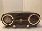 Vintage 1952 Zenith Deluxe Brown Bakelite Owl Eyes Tabletop Tube Radio. Fixed Price $100.00.
